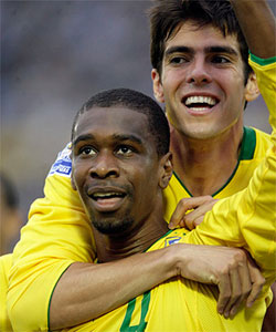Juan marca para a Seleção e comemora com Kaká.